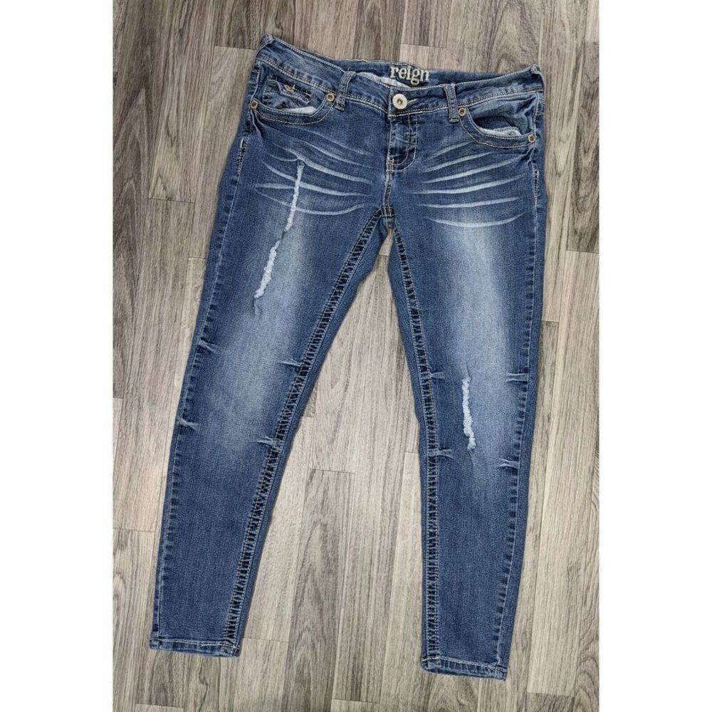 Reign Junior Size 9 Embroidered Pockets Distressed Denim Blue Jean Capris